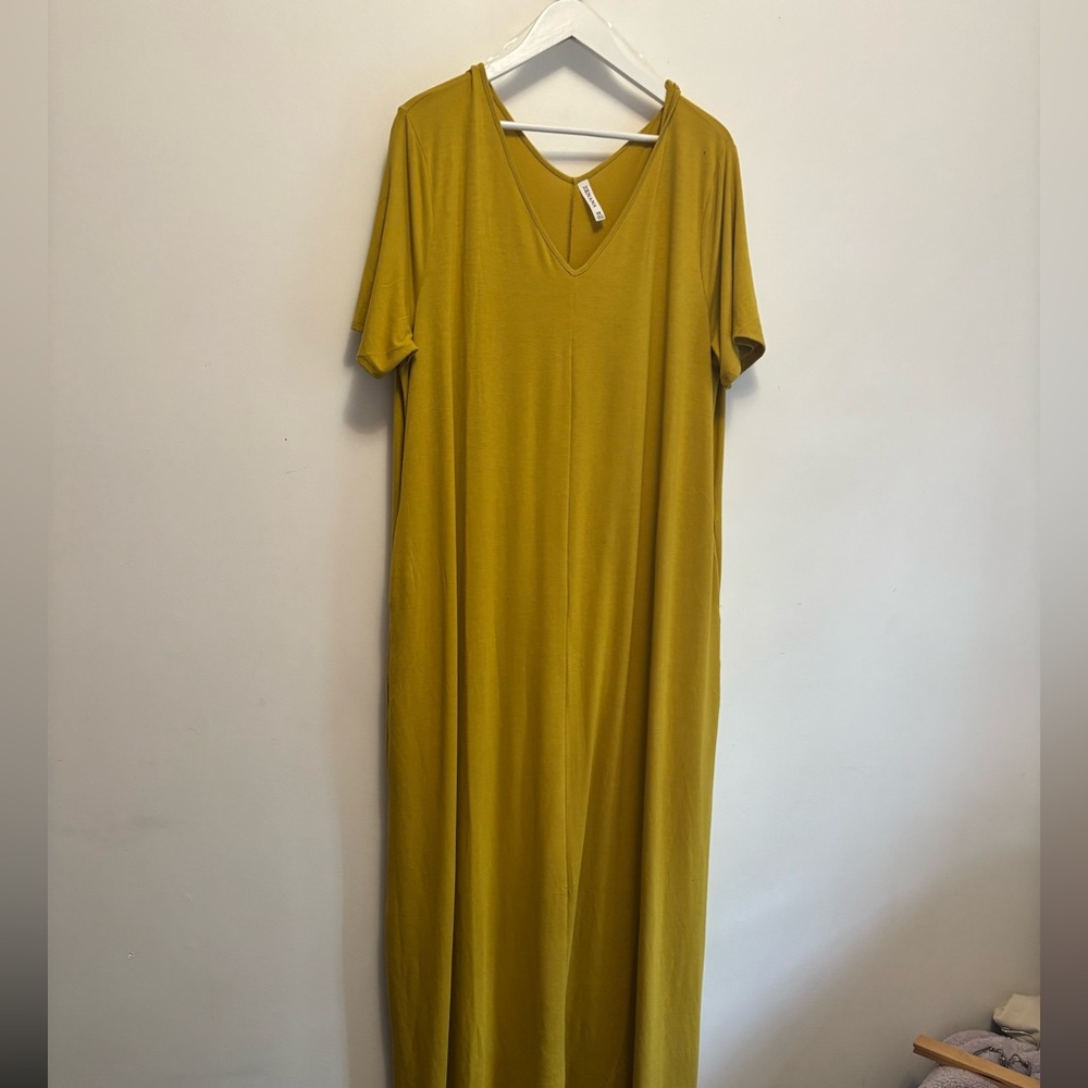 Zenana Outfitters Yellow Relaxed Short Sleeve Tee